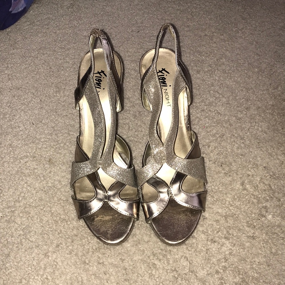 Gold metallic pump shoe